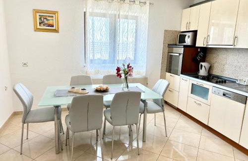 Spacious villa for 10 with a big private pool - Photo 50