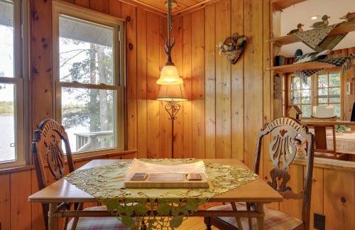 Cozy Lakefront Cabin with Indoor Gas Fireplace! - Foto 7