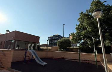 Enjoy the sun and pool in this fabulous apartment - Foto 32