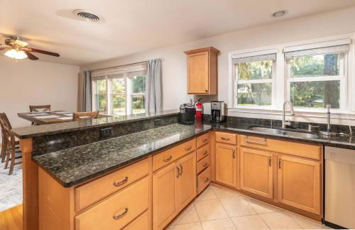 Refinished 3-BR Lowcountry Retreat - Foto 11