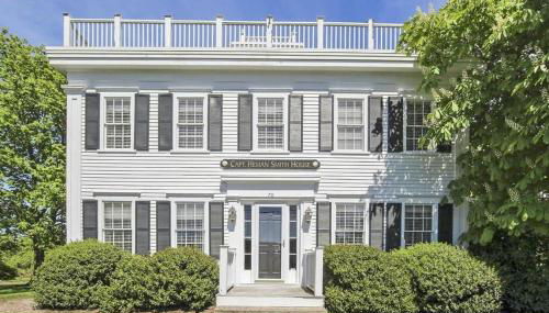 Waterfront Fun at this Huge Family Estate - Foto 3