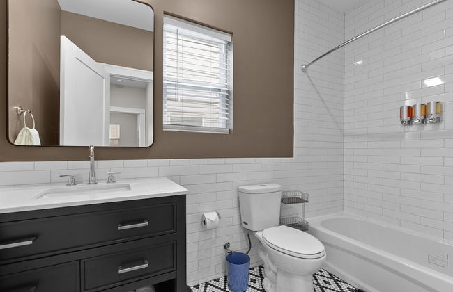 Bright Urban Comfort | JZ Vacation Rentals - Photo 40