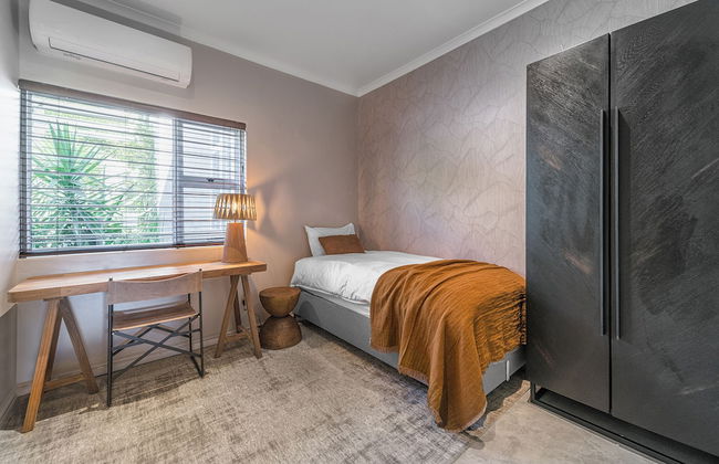 Relax in Style at This Stunning Villa in Camps Bay, Cape Town - Photo 7