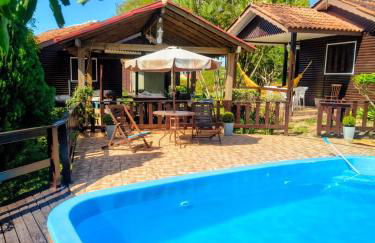 Chalé de 2 dormitórios com piscina e churrasqueira - Foto 1