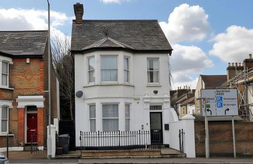 Large 5-Bedroom Home, Perfect for Long Stays & Team Accommodation - Foto 49