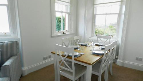 Craegard House - Photo 2