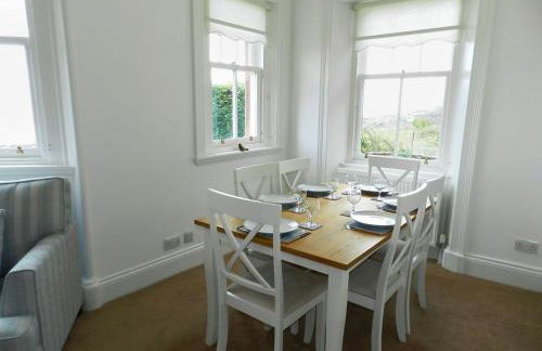 Craegard House - Photo 2