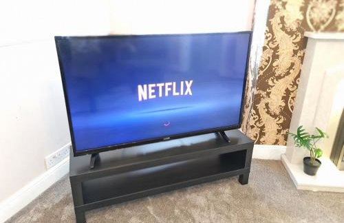 Large 3 Bed Flat, Free Parking-by Holiday Homes - Foto 29