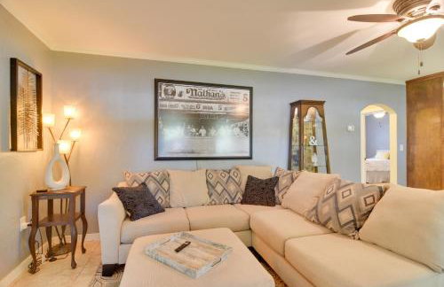 Riverfront Getaway with Hot Tub and Game Room! - Foto 8