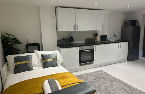 Perfect 1 Bed Apartment Sleeps 5 1 Kingsize bed 1 double Sofabed & Foldable Single bed Free Parking Wifi good transport network shopping Holiday Makers Families Contractors in North London - Photo 26