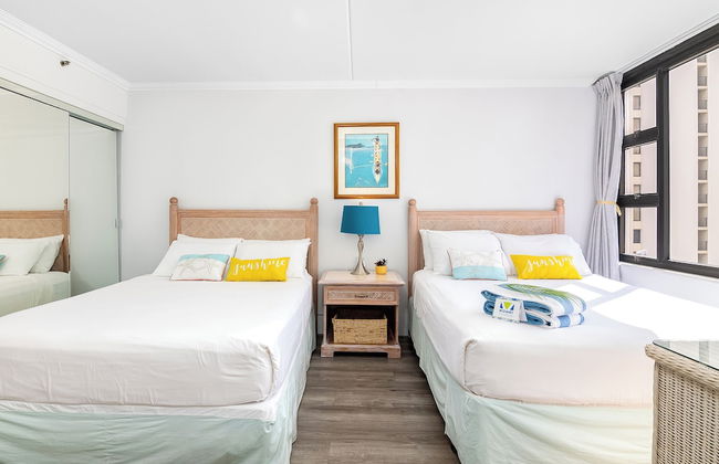 Partial Ocean View Condo with 2 Beds and Parking - Foto 11