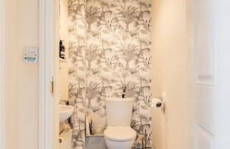 Modern 3 bedroom home *EVcharging* Garden, Parking - Photo 20