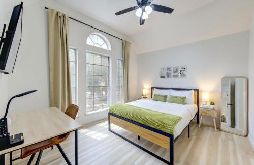 Amazing Getaway Home - 4 Bedrooms 2,5 Baths - West Houston, Katy, Richmond - Huge Pool, Mini-Golf, PingPong, Billards, BBQ, Katy Asian Town, Typhoon Waterpark, King Bed - Foto 8