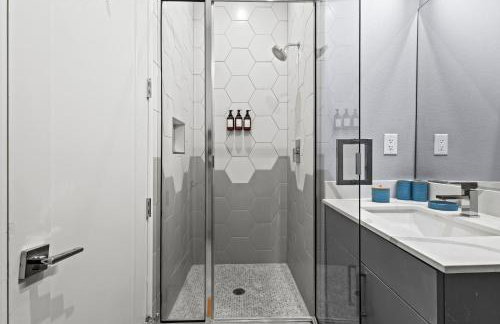 New suite with full Kitchen and Livingroom Dallas - Photo 4