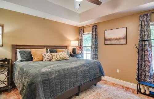 Charming Arkansas Retreat with Deck, Near Downtown! - Foto 14