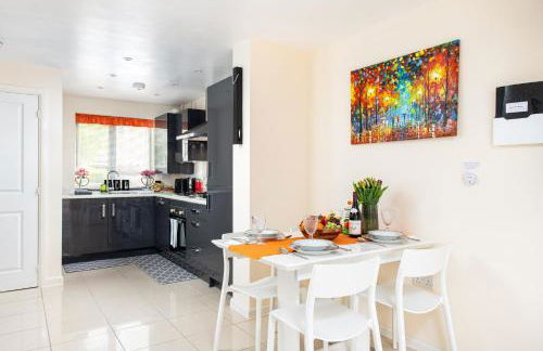 New Modern and Quiet 2Bed House by FabAccommodation - Foto 13