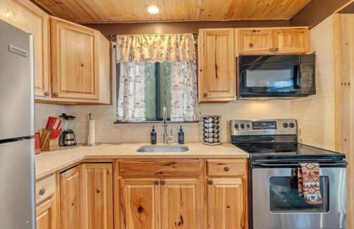 Cabin Retreat with Hot Tub - Foto 18