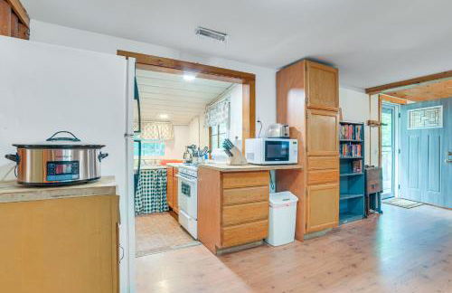 Rustic Michigan Lakeside Cabin with Private Dock! - Foto 8