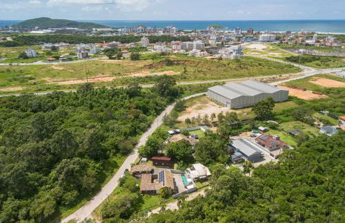 Casa Rústica com Piscina Privativa, Banheira de Hidromassagem, Ar-Condicionado, Pet friendly - Refúgio na Natureza a 5 Minutos do Centro de Imbituba, Perfeita para Famílias e Grupos - Photo 9