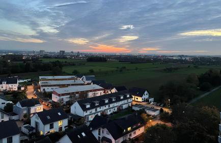 Moderne 2-Zimmer-Wohnung mit atemberaubender Skyline Aussicht auf Frankfurt! - Foto 14