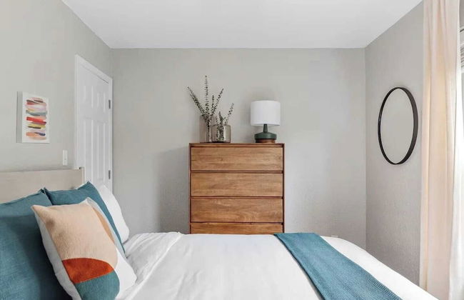 7bdr w/ Private Pool, Hot Tub, Fire Pit, Walk to Beach Tidal Wave by Avantstay - Foto 22