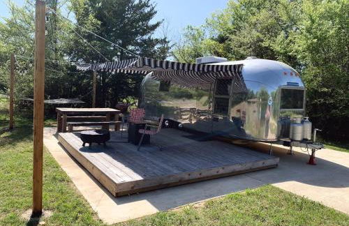 Restored Beautiful Airstream Fully Equipped with Incredible Outdoor Living in Texas - Foto 31