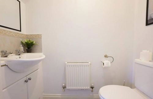 Grange House with Free Parking, Garden, Superfast Wifi and Smart TVs with Netflix by Yoko Property - Photo 23