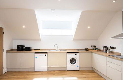 Stanway Apartments- Free Parking & Close To Tram Stop - Photo 24