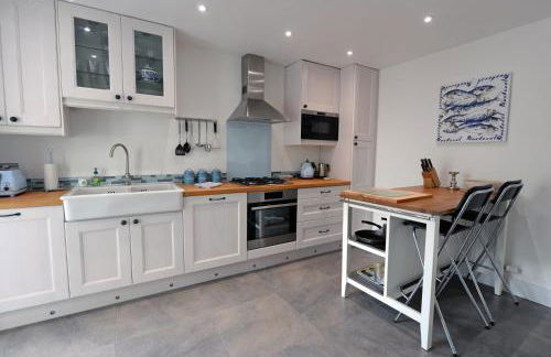 Valley Retreat - Peaceful Location, Walk to Beach, Parking - Photo 4