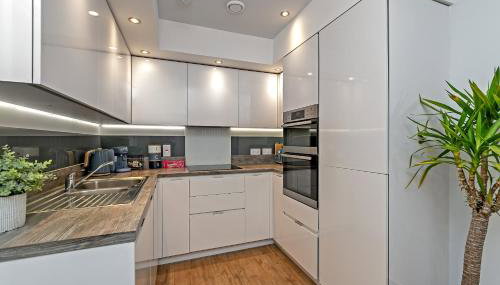 SUPERIOR AIRPORT SUITE, FREE Parking, Stylish, BALCONY, Two Bathrooms, Close To Airport, Station & Centre - Foto 4, pet friendly