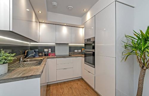 SUPERIOR AIRPORT SUITE, FREE Parking, Stylish, BALCONY, Two Bathrooms, Close To Airport, Station & Centre - Foto 4