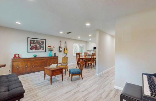 Updated house with enclosed yard, patio, central AC, & washer/dryer - Foto 6