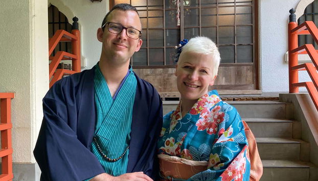 Foto di coppia nel giardino