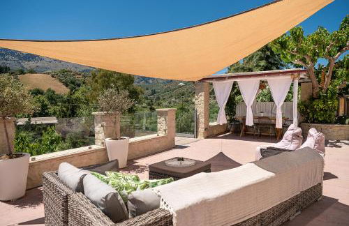 Verekinthos Villas - Pool, Hot Tub, BBQ, Kids Playground, Stunning Mountain Views - Photo 41