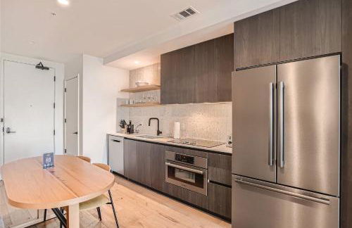 Modern Downtown Condo - Rooftop pool - Top Amenities - Foto 7