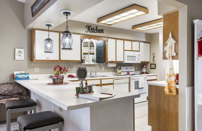 Jim and Roses Cozy Condo 15 Min to Downtown! - Photo 13