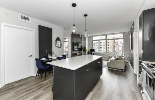 Stylish 2BR Retreat Gym Parkng and Scenic Rooftop - Foto 34