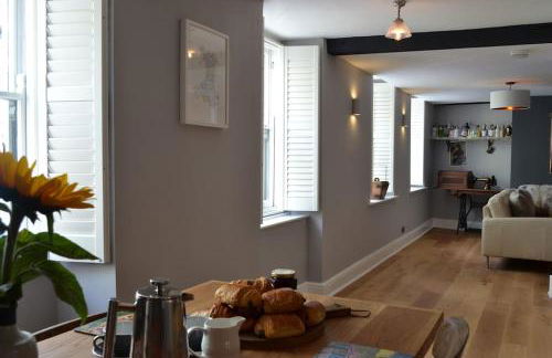 No. 5 @ Ginhaus - Photo 3