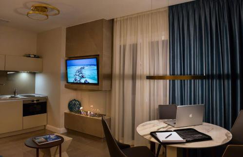 L-Suites - Photo 60