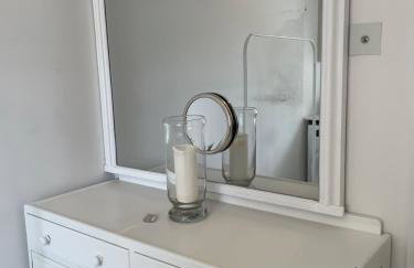 Double-Bed Bedroom, Living Room and Kitchenette, private Bathroom and Utility Room available at Willow House, Shepperton - Foto 25