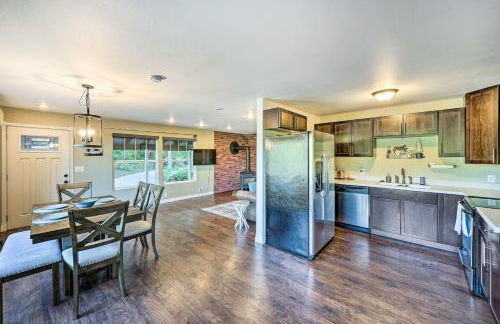 Dreamy Riverside Cabin with Fireplace and Grill - Foto 10