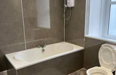 Substantial 5 Bed Townhouse - Foto 11