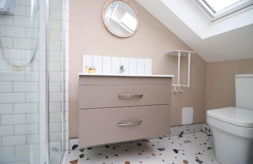 LUXURY 4 Bedroom 4 Ensuite Home in Penarth (Pool Table Games Room & BBQ Garden) with Sea Views - Photo 20