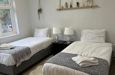 Spacious 4 Bedroom Contractors Friendly Home in Coventry Near Jaguar Land Rover & City Centre - Photo 13