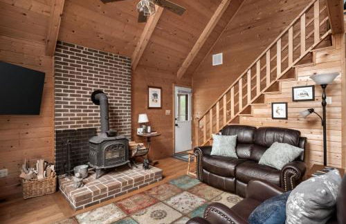 Loft Wood Stove Fire Pit Grill & Deck on Creek - Foto 9