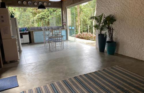 Casa de campo com muito verde e paz, 2 quartos, Wi-Fi, churrasqueira, deck, trilha - Foto 9