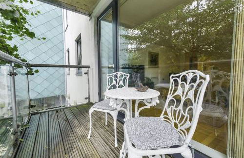 Elegant 2-Bedroom Apartment with Balcony - Foto 34