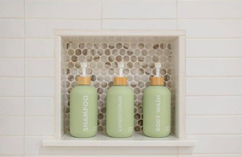 Couples Retreat with Hot Tub, Beach Cruisers, Spa Bath - Foto 40