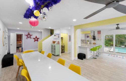 Pink Pony Villa - Waterfront Escape with Pool & Themed Rooms - Foto 19