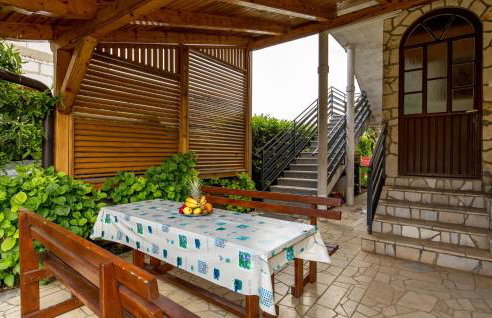 2 Bedroom Amazing Apartment In Drazice - Foto 3